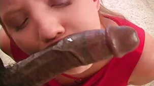 El cunnilingus suave vuelve loca a la impresionante morena con rizos