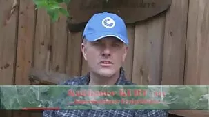 Hermano mayor se turna para follar a dos hermanas frente a la cámara