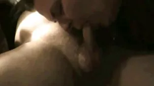 Hermano codicioso se folla a su hermana por intentar besar