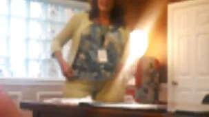 Besé a mi hermana pequeña y le subí el culo, la atrapé jugando con su coño