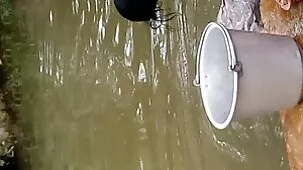 Hermano malo besa a su hermanastra en secreto de sus padres