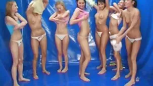 mamá se hizo un regalo invitando a su hijo y a su hija a un trío