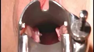 Madre metiéndole los dedos a su hijo y recibiendo semen en la boca después de quemarlo para masturbarse