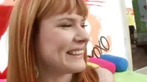 Una hermana chupando la polla de su hermano a cambio de las llaves del coche.