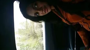 Madre preocupada conduce el pene de su pequeño hijo