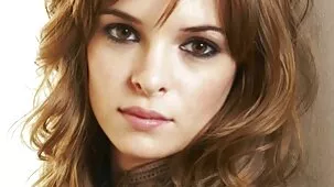 mamá con gafas le encanta fumar un beso a su hijo