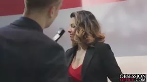 Voy a besar a mi chica favorita en el coño, alejándola de las tareas domésticas